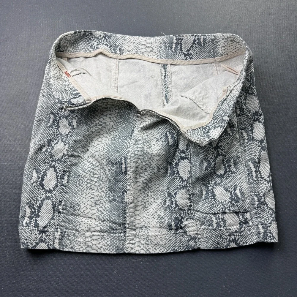 Free People Women's Size 8 Gray Snakeskin Bodycon Mini Skirt Stretch Casual Fit